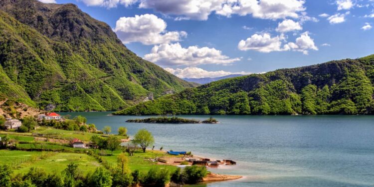Valët e të nxehtit dhe temperaturat ekstreme po tkurrin turizmin në Shqipëri